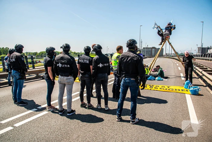 Demonstranten Extinction Rebellion blokkeren toegangsweg Shell