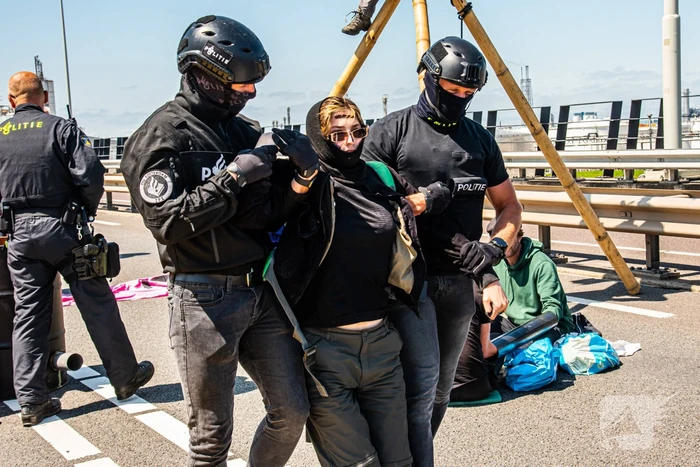 Demonstranten Extinction Rebellion blokkeren toegangsweg Shell