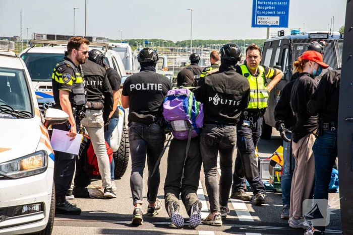 Demonstranten Extinction Rebellion blokkeren toegangsweg Shell
