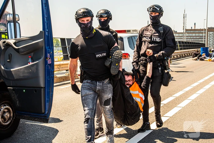 Demonstranten Extinction Rebellion blokkeren toegangsweg Shell
