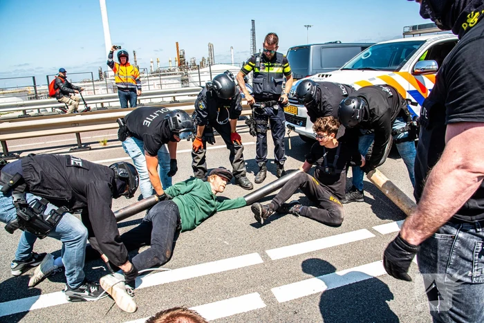 Demonstranten Extinction Rebellion blokkeren toegangsweg Shell