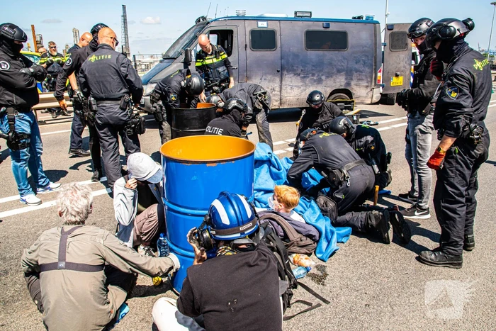 Demonstranten Extinction Rebellion blokkeren toegangsweg Shell