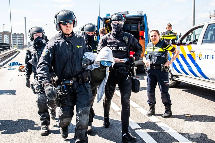 Demonstranten Extinction Rebellion blokkeren toegangsweg Shell