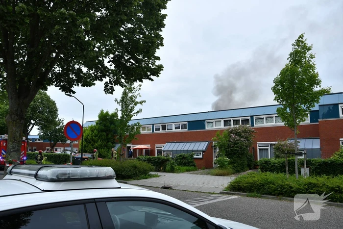 Hevige rookontwikkeling bij uitslaande brand
