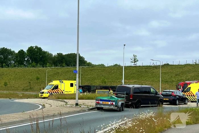 Vrachtwagen gaat op zijn kant