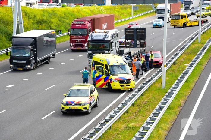 Snelweg deels afgesloten na botsing tussen vrachtwagen en personenauto