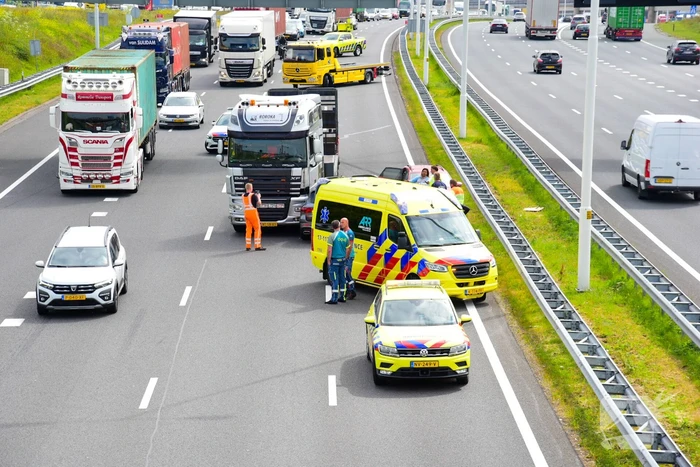 Snelweg deels afgesloten na botsing tussen vrachtwagen en personenauto