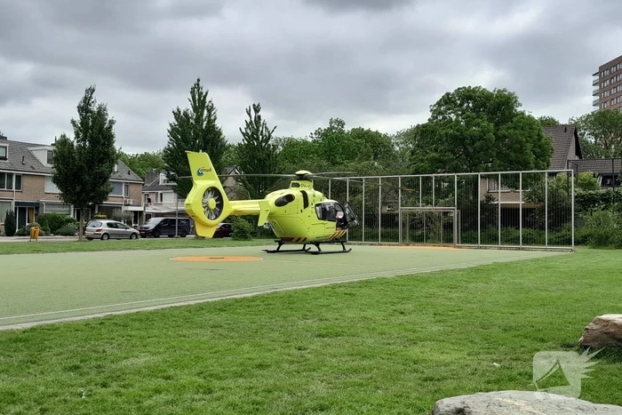 Traumahelikopter landt op voetbalveldje