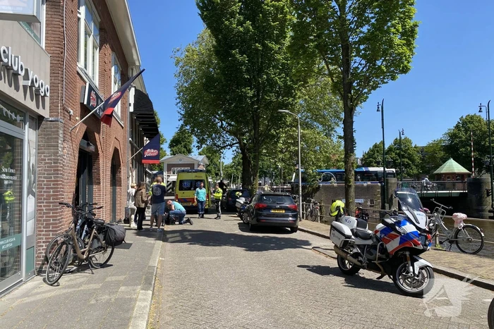 Vrouw gaat met scooter onderuit