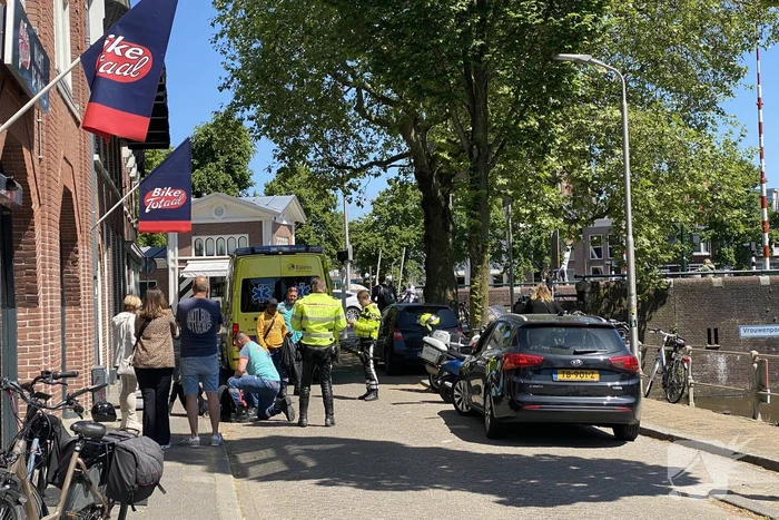 Vrouw gaat met scooter onderuit