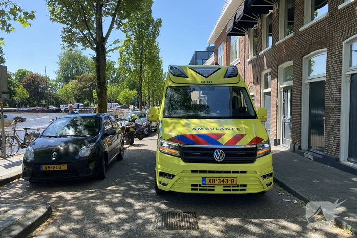 Vrouw gaat met scooter onderuit