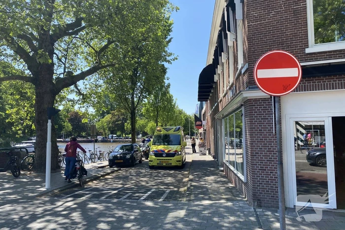 Vrouw gaat met scooter onderuit