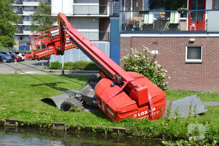 Hoogwerker zakt weg aan slootkant