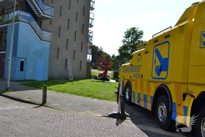 Hoogwerker zakt weg aan slootkant