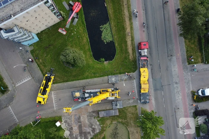 Hoogwerker zakt weg aan slootkant
