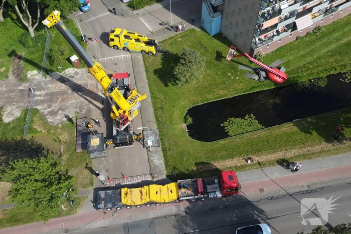Hoogwerker zakt weg aan slootkant