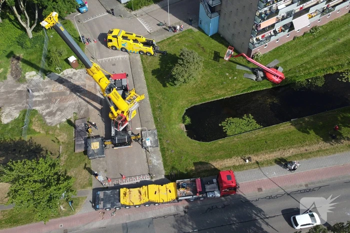 Hoogwerker zakt weg aan slootkant