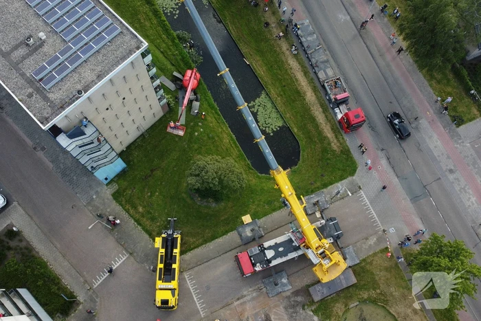 Hoogwerker zakt weg aan slootkant