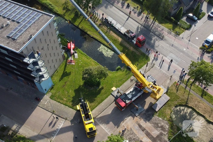 Hoogwerker zakt weg aan slootkant