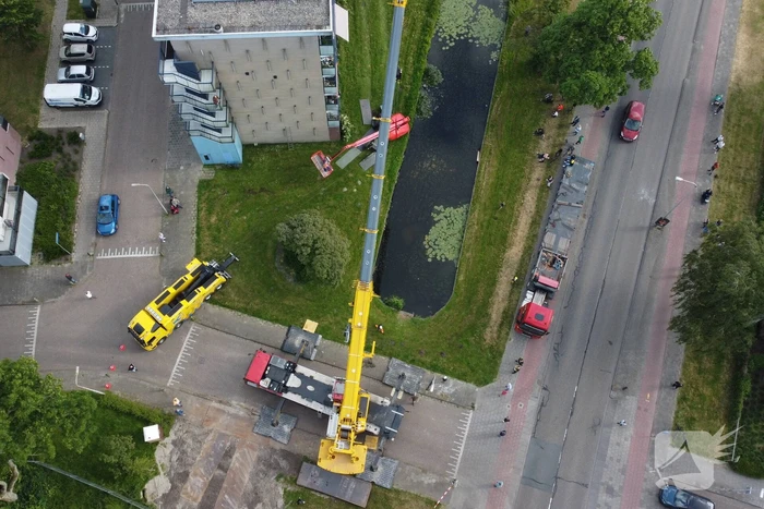 Hoogwerker zakt weg aan slootkant