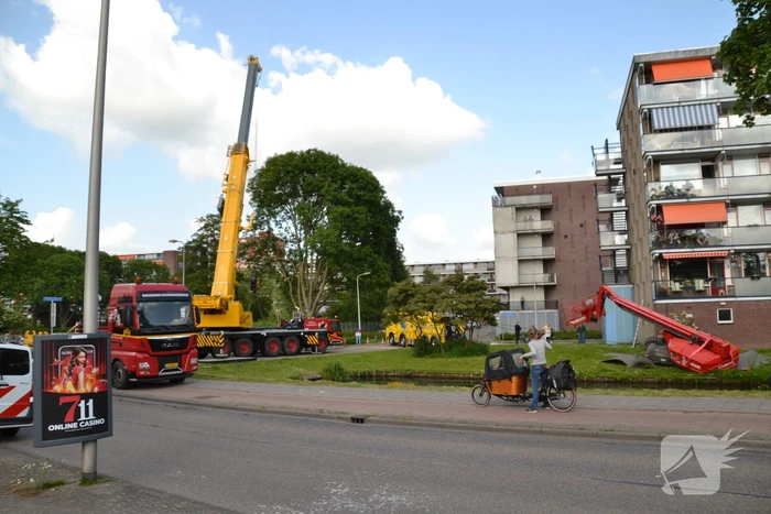 Hoogwerker zakt weg aan slootkant