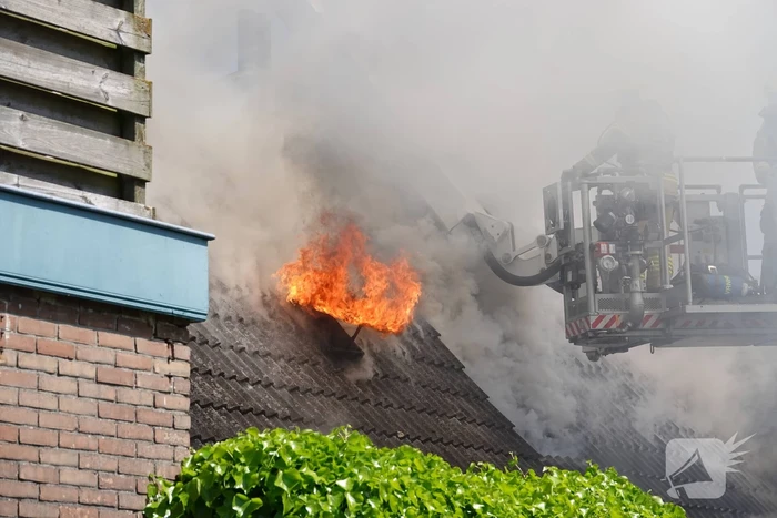 Schuurbrand slaat over naar woning