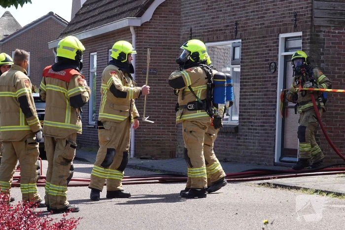 Schuurbrand slaat over naar woning