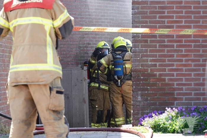 Schuurbrand slaat over naar woning