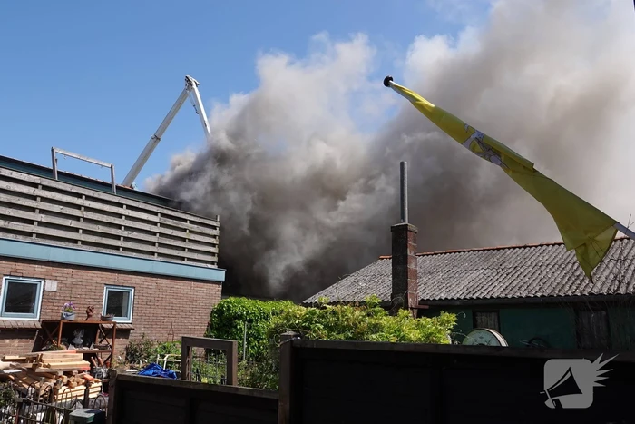Schuurbrand slaat over naar woning