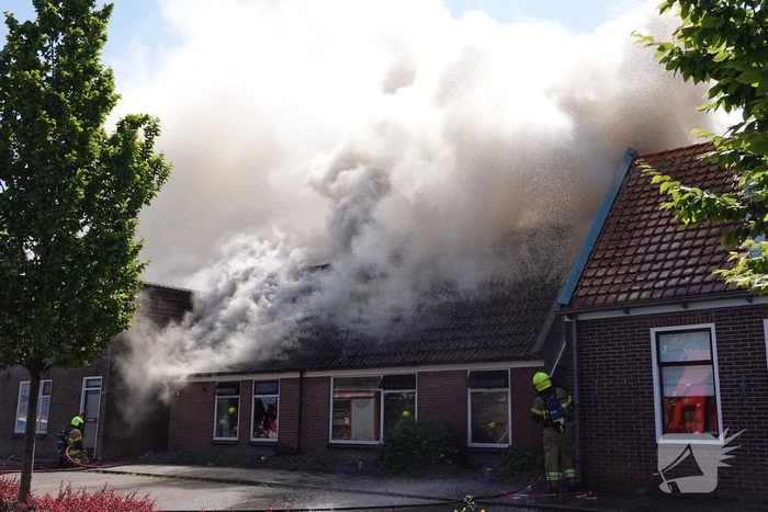 Schuurbrand slaat over naar woning