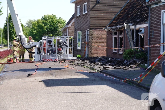 Schuurbrand slaat over naar woning