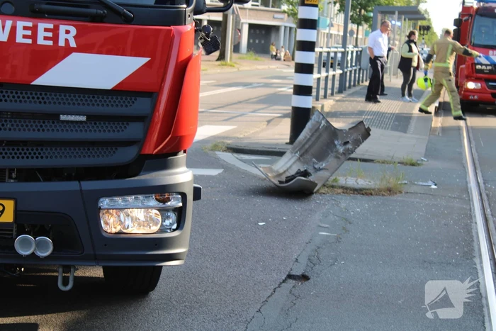 Bestelbus en tram beschadigd bij ongeval