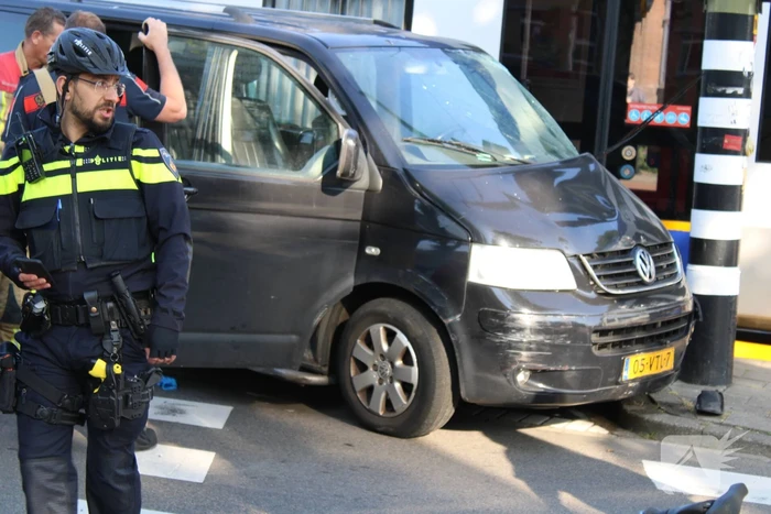 Bestelbus en tram beschadigd bij ongeval