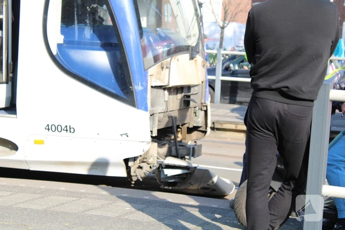 Bestelbus en tram beschadigd bij ongeval