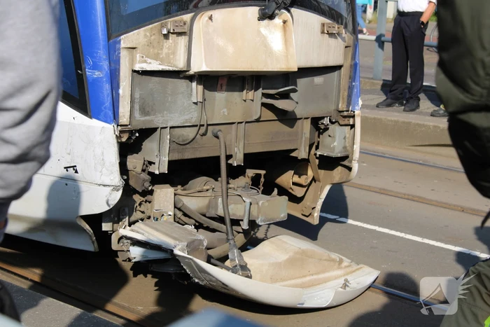 Bestelbus en tram beschadigd bij ongeval