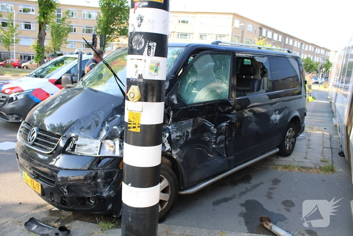 Bestelbus en tram beschadigd bij ongeval
