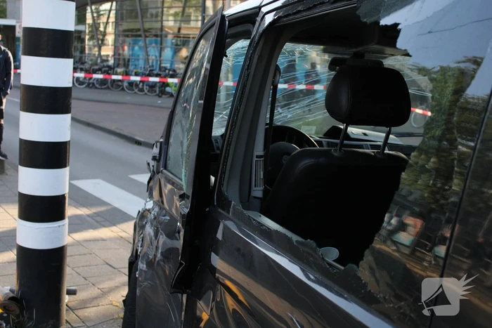 Bestelbus en tram beschadigd bij ongeval