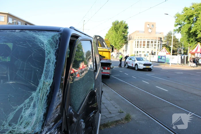 Bestelbus en tram beschadigd bij ongeval
