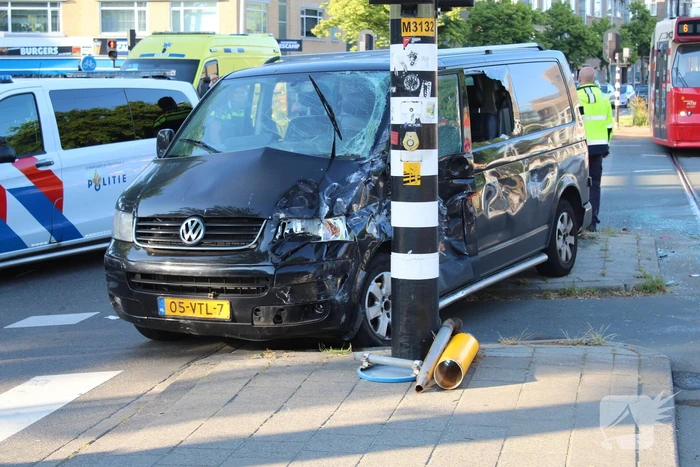 Bestelbus en tram beschadigd bij ongeval