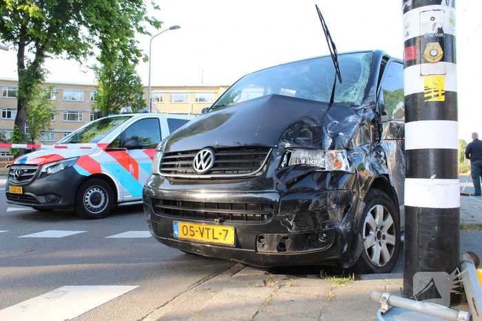 Bestelbus en tram beschadigd bij ongeval