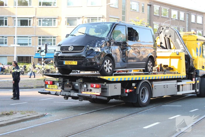 Bestelbus en tram beschadigd bij ongeval