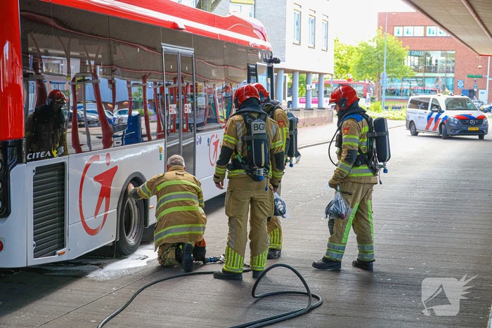 Lijnbus vliegt bijna in brand