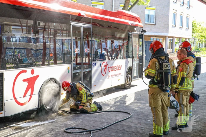 Lijnbus vliegt bijna in brand
