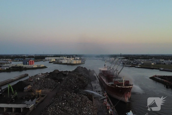 Schroot vat vlam op kade en in ruim van vrachtschip