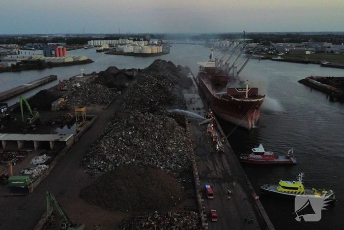 Schroot vat vlam op kade en in ruim van vrachtschip