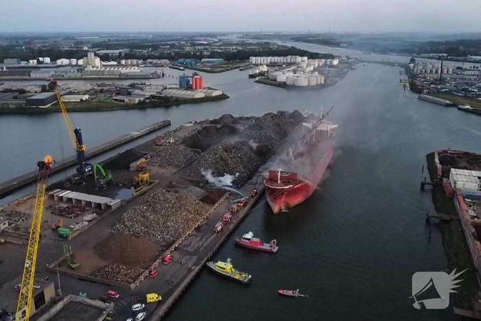 Schroot vat vlam op kade en in ruim van vrachtschip