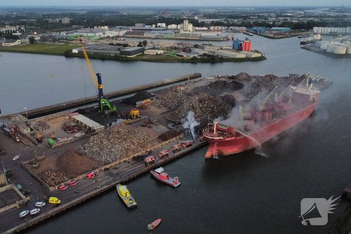 Schroot vat vlam op kade en in ruim van vrachtschip