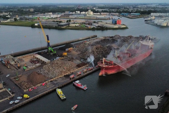 Schroot vat vlam op kade en in ruim van vrachtschip