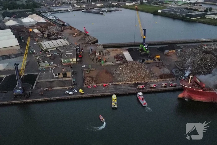 Schroot vat vlam op kade en in ruim van vrachtschip