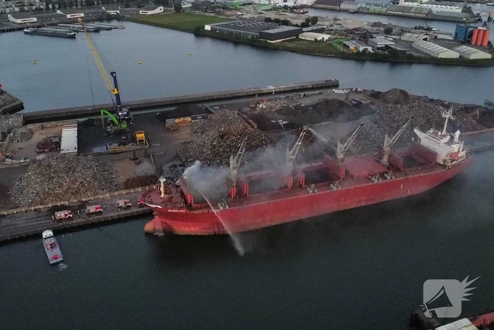 Schroot vat vlam op kade en in ruim van vrachtschip
